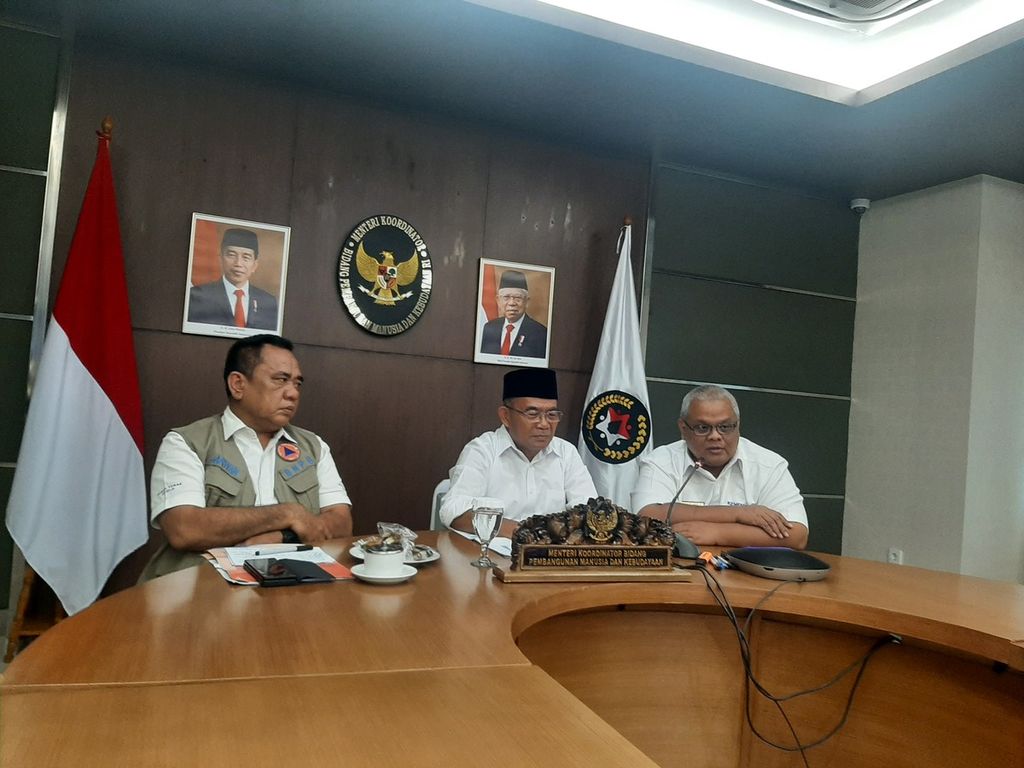 Menko PMK Muhadjir Effendy (tengah) saat konferensi pers di Kemenko PMK, Jakarta, Senin (12/12/2022).