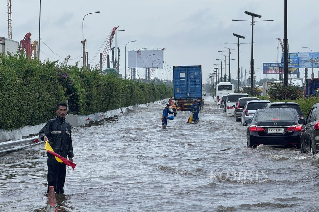 Banjir di Km 27 Jalan Tol Prof Dr Ir Sedyatmo yang merupakan jalur menuju Bandara Soekarno-Hatta di Tangerang, Banten, seperti terlihat pada Jumat (22/3/2024) pagi. 