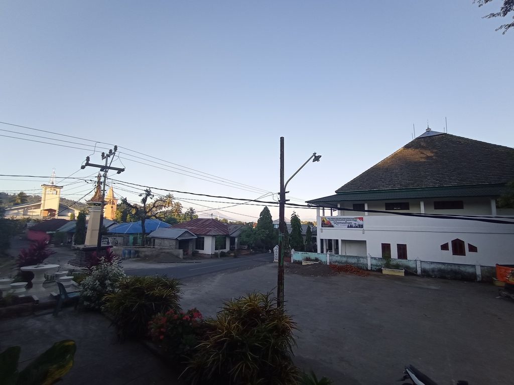Masjid At-Taqwa (kanan) dan Gereja Katolik Santa Maria Pembantu Abadi berdiri berdekatan di jantung Kampung Witihama, Kecamatan Witihama, Kabupaten Flores Timur, Nusa Tenggara Timur, 14 April 2022.