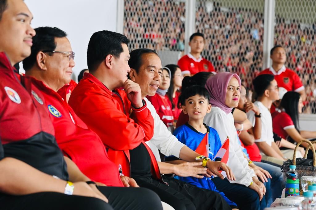 Presiden Joko Widodo saat menyaksikan laga antara tim nasional Indonesia melawan Argentina di Stadion Utama Gelora Bung Karno, Jakarta, Senin (19/6/2023).
