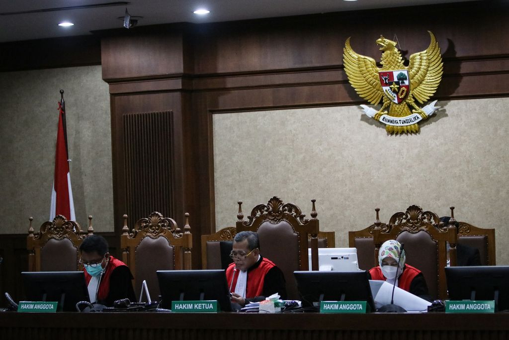 Ketua Majelis Hakim Djuyamto (tengah) memimpin persidangan didampingi Rianto Adam Pontoh (kiri) dan Ida Ayu Mustikawati (kanan) selaku hakim anggota di Pengadilan Tindak Pidana Korupsi, Jakarta Pusat, Senin (12/12/2022). 