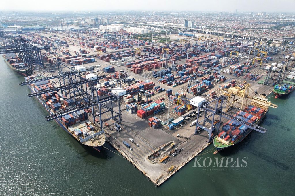 Aktivitas bongkar muat peti kemas di Pelabuhan Tanjung Priok, Jakarta, Senin (17/8/2023).  