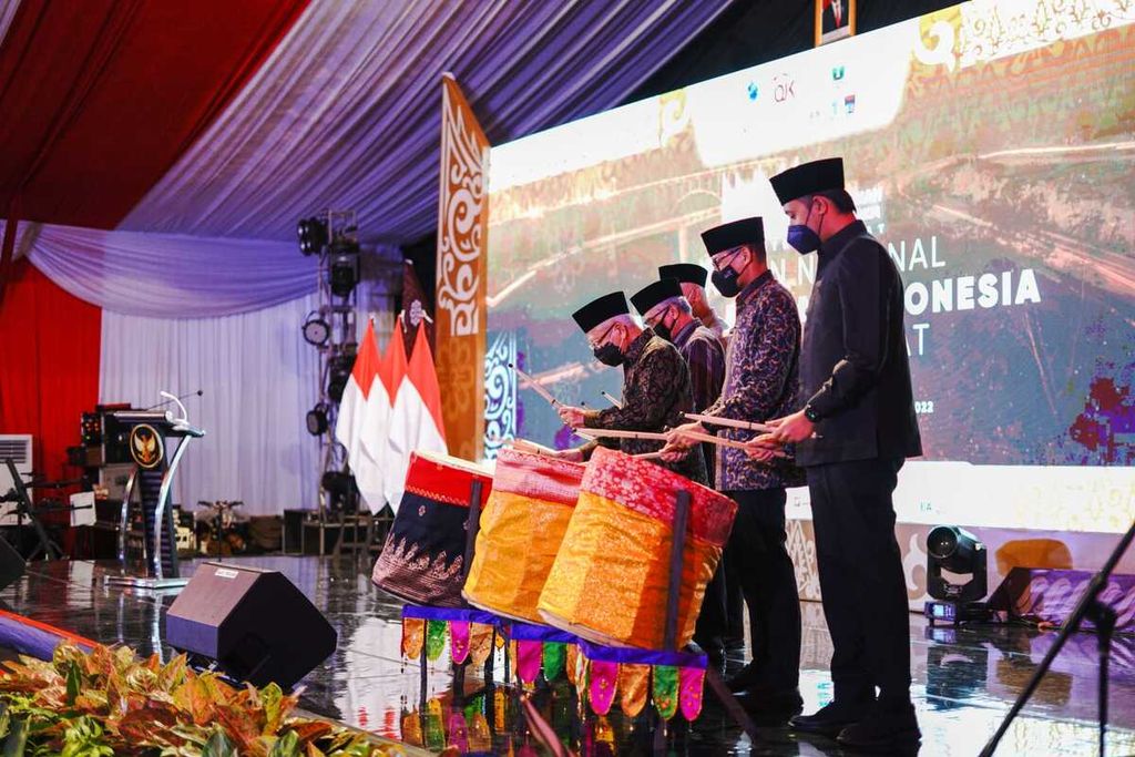 Wakil Presiden Ma'ruf Amin (tengah) memukul <i>tabua tasa</i> saat meresmikan pembukaan Gerakan Nasional Bangga Buatan Indonesia (BBI) Sumatera Barat di pelataran Jam Gadang, Bukittinggi, Sumbar, Rabu (12/4/2022).