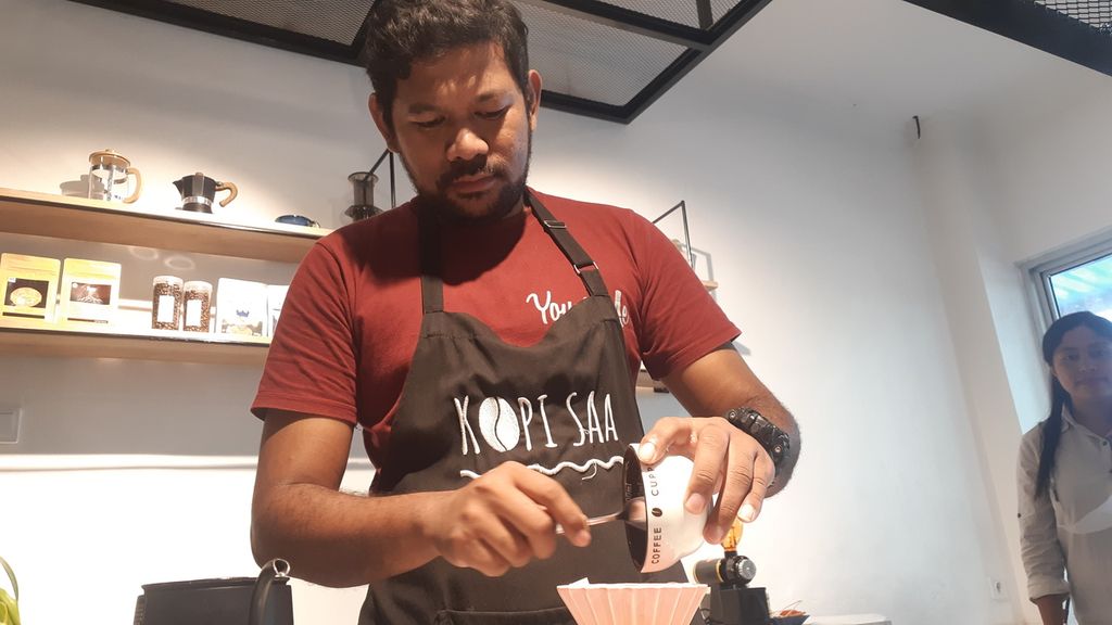 Mario Lado, barista tuli, meracik kopi di dapur Dewan Kerajinan Nasional Daerah Nusa Tenggara Timur di Kota Kupang, Jumat (21/1/2022).