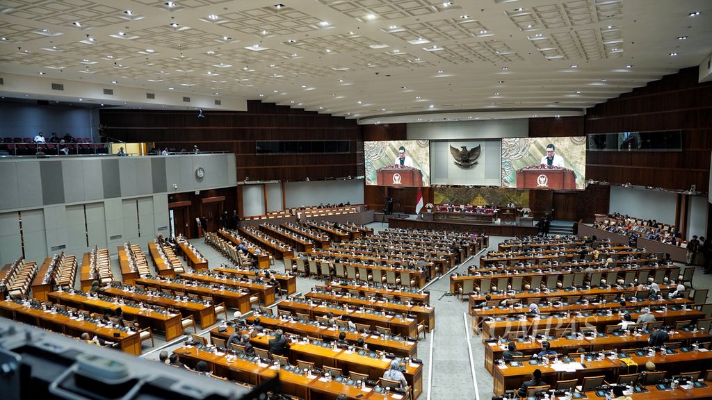 Suasana saat digelar Rapat Paripurna VII DPR di Ruang Sidang Paripurna DPR RI, Jakarta, Selasa (3/10/2023). Rapat paripurna ini juga membahas Evaluasi Kedua Program Legislasi Nasional (Prolegnas) Prioritas 2023, Perubahan ke-6 Prolegnas tahun 2020-2024, serta penyusunan Prolegnas Prioritas tahun 2024. 