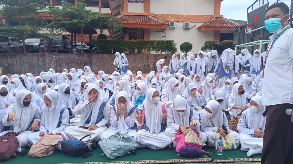 Siswa Madrasah Tsanawiyah Negeri (MTsN) 19 Jakarta mendengarkan sosialisasi dari pihak sekolah di lapangan Madrasah Aliyah Negeri (MAN) 11 Jakarta, Lebak Bulus, Jakarta Selatan, Senin (10/10/2022).