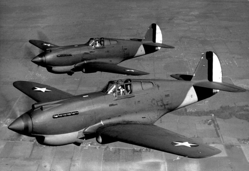 Sepasang pesawat P-40 Warhawk dalam terbang formasi sekitar tahun 1941. Jenis pesawat tersebut digunakan Skuadron Pemburu 17 di Lapangan Udara Blimbing di dekat Jombang, Jawa Timur, pada awal tahun 1942 untuk melawan serbuan Jepang ke Hindia Belanda.