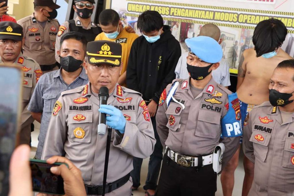 Kepala Polresta Kendari Kombes Eka Faturrahman menjelaskan penangkapan komplotan pelaku teror pemanahan di Kendari, Sultra, Rabu (18/5/2022).
