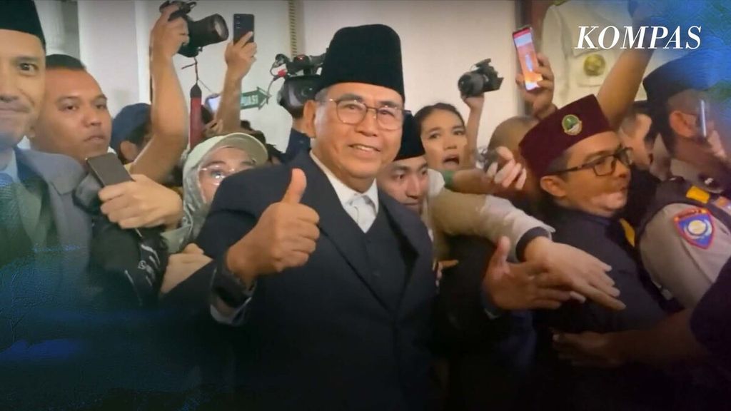 Presiden Joko Widodo, Senin (26/6/2023), memerintahkan Menko Polhukam dan Menteri Agama untuk menyelesaikan polemik Ponpes Al-Zaytun di Indramayu, Jawa Barat. Presiden dengan tegas membantah bahwa istana ada di belakang Al-Zaytun. 