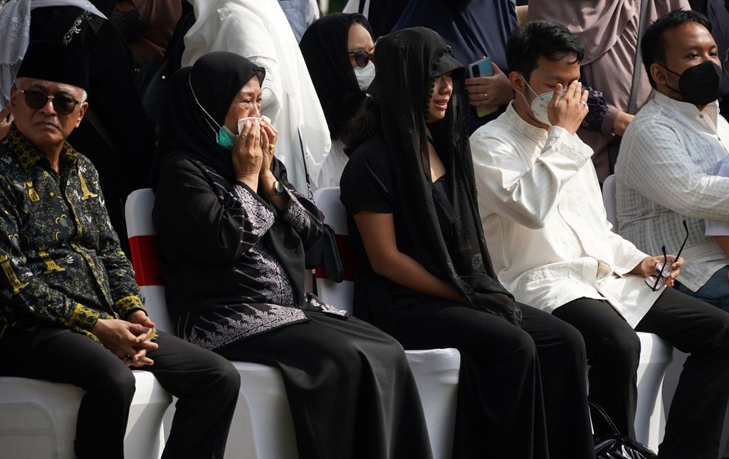 Suasana duka anggota keluarga saat upacara pemakaman Azyumardi Azra di Taman Makam Pahlawan Kalibata, Jakarta, Selasa (20/9/2022). 