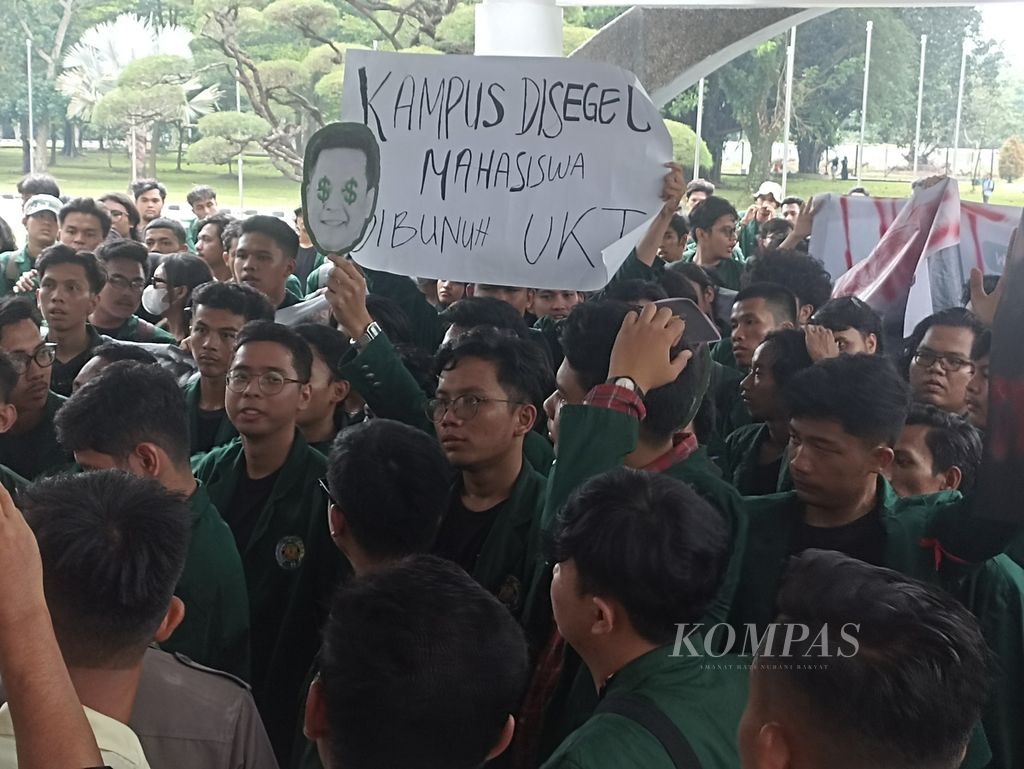 Mahasiswa Universitas Sumatera Utara (USU) berunjuk rasa menolak kenaikan uang kuliah tunggal sebesar 30-50 persen di Kantor Biro Rektor USU, Medan, Rabu (8/5/2024).