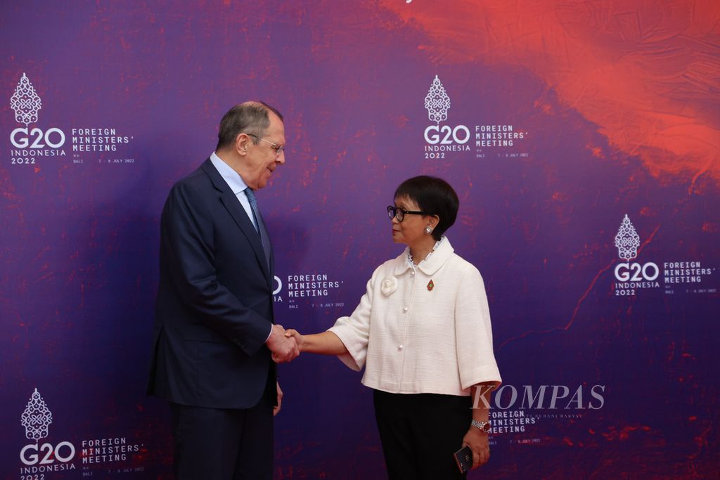 Menteri Luar Negeri RI Retno Marsudi (kanan) menyambut kedatangan Menteri Luar Negeri Rusia Sergey Lavrov yang menghadiri Pertemuan Menteri Luar Negeri G20 di Nusa Dua, Badung, Bali, Jumat (8/7/2022).