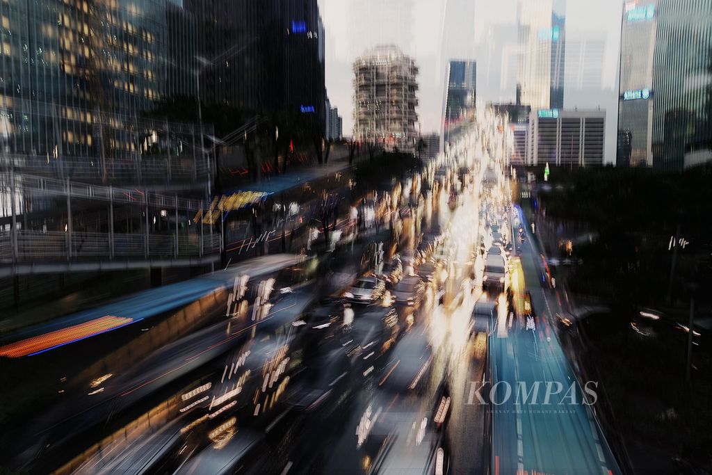 Kepadatan arus lalu lintas di Jalan Jenderal Sudirman, Jakarta selepas hujan deras yang mengguyur kawasan ini, Selasa (8/3/2022). Kepadatan ini juga terjadi karena berbarengan dengan jam pulang kerja. Arus lalu lintas di Jakarta berangsur normal, kembali padat, seiring aktivitas perkantoran, pertokoan, dan pusat-pusat bisnis lain yang juga berangsur normal. 