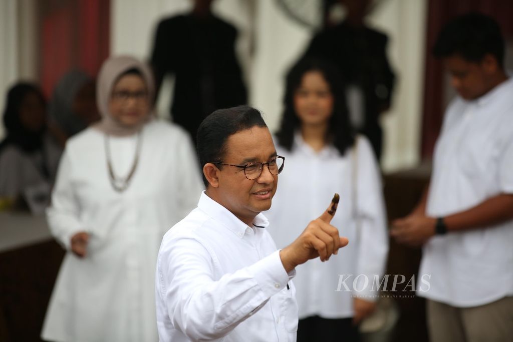 Calon presiden Anies Baswedan menyalurkan hak pilihnya di TPS 60 Kelurahan Cilandak Barat, Cilandak, Jakarta Selatan, Rabu (14/2/2024). 
