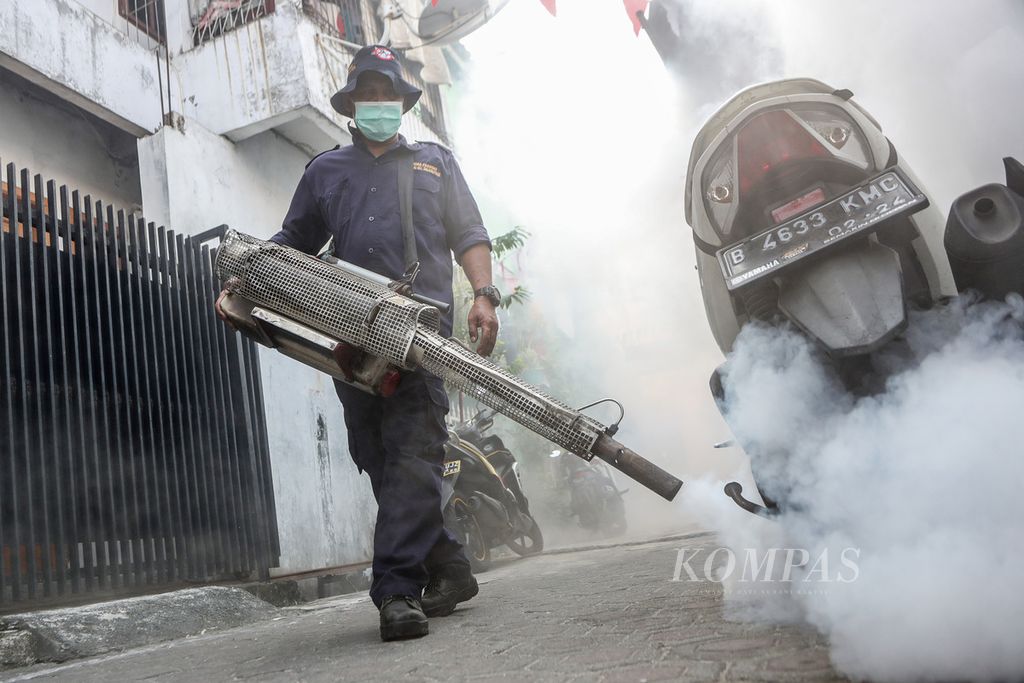 Petugas melakukan pengasapan untuk mencegah meluasnya demam berdarah dengue (DBD) di Sunter Agung, Jakarta Utara, Selasa (8/8/2023).