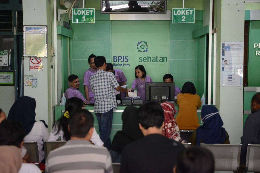 Warga menunggu giliran mendapat layanan BPJS Kesehatan di RS Jogja, Kecamatan Umbulharjo, Yogyakarta, Rabu (30/10/2010). BPJS membantu warga mendapat layanan kesehatan yang berkualitas.