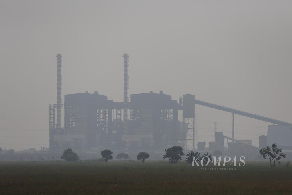 Kabut asap polusi menyelimuti PLTU di kawasan Babelan, Bekasi, Jawa Barat, Selasa (25/7/2023).  