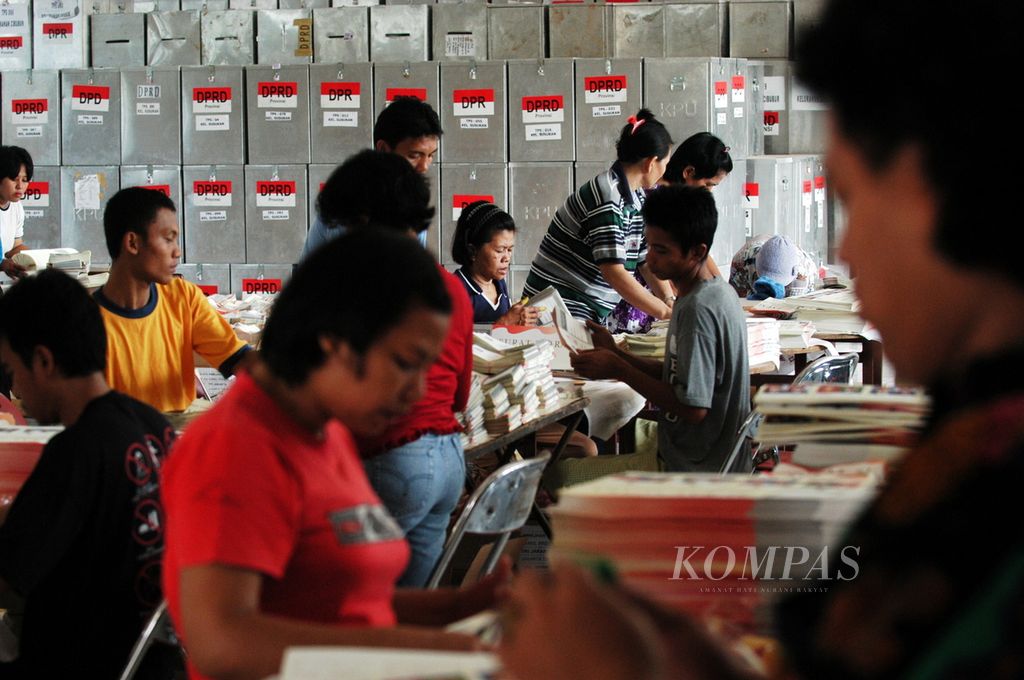 Puluhan pekerja yang dikontrak Komisi Pemilihan Umum (KPU) Jakarta Timur melipat surat suara pemilu presiden di Gedung Transito Induk Transmigrasi DKI Jakarta di Jakarta Timur, Senin (21/6).