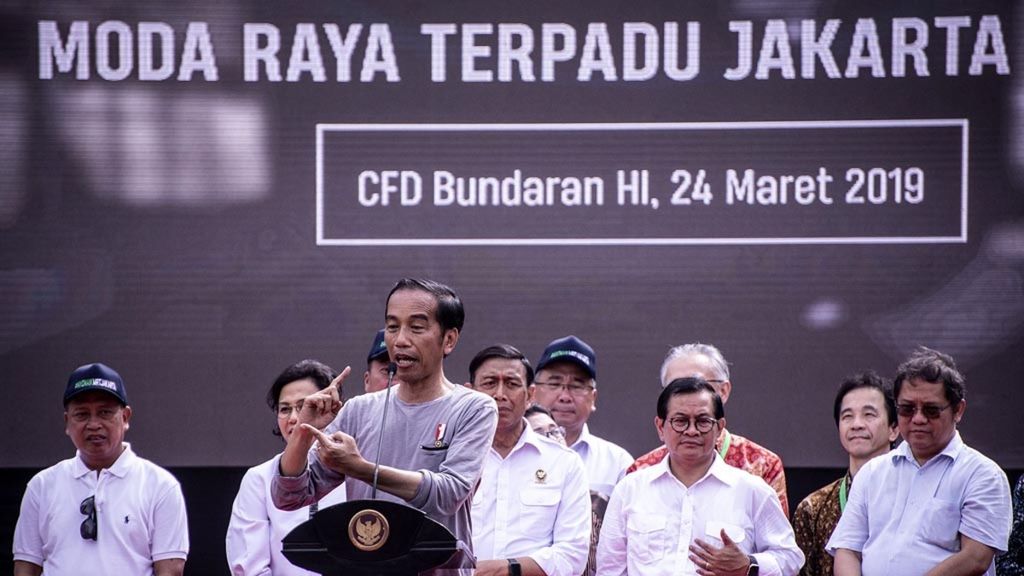 Presiden Joko Widodo (tengah) memberikan sambutan dalam acara Peresmian MRT Jakarta, di kawasan Bundaran HI, Jakarta, Minggu (24/3/2019). Moda Raya Terpadu (MRT) Jakarta Fase 1 dengan rute Bundaran HI-Lebak Bulus resmi beroperasi.