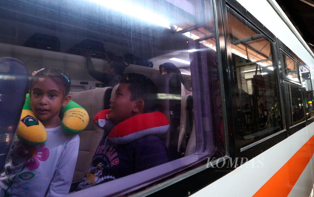 Anak-anak berada dalam gerbong kereta api saat mereka melakukan perjalanan ke Bandung dari Stasiun Tawang, Kota Semarang, Jawa Tengah, Kamis (21/12/2023). 