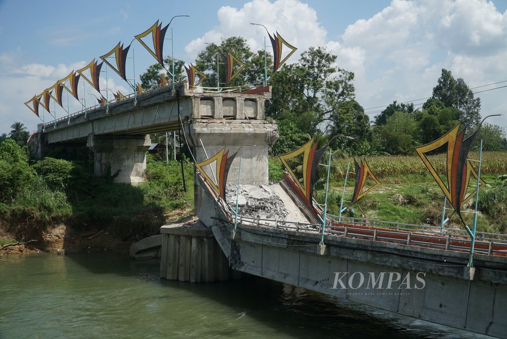 Kondisi bagian tengah Jembatan Kayu Gadang yang ambruk setelah sekitar dua tahun dibangun difoto dari Korong Kayu Gadang Koto Buruak, Nagari Lubuk Alung, Kecamatan Lubuk Alung, Padang Pariaman, Sumbar, Selasa (16/5/2023). 