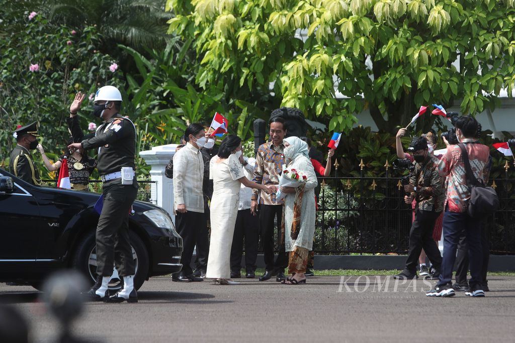 Presiden Joko Widodo bersama Ibu Iriana Joko Widodo menyambut kedatangan Presiden Presiden Filipina Ferdinand Marcos Jr bersama Marie Louise Araneta Marcos di Istana Kepresidenan, Bogor, Jawa Barat, Senin (5/9/2022). 
