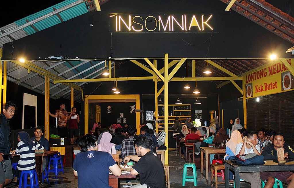 Insomniak Cafe menjadi salah satu tempat favorit bagi mahasiswa menghabiskan malam. Komunitas Stand Up Comedy UIN Jakarta yang beranggotakan para mahasiswa Universitas Islam Negeri Syarif Hidayatullah manggung di kafe untuk menghibur pengunjung, Selasa (5/9). Kafe ini menjadi tempat nongkrong asyik sampai tengah malam.