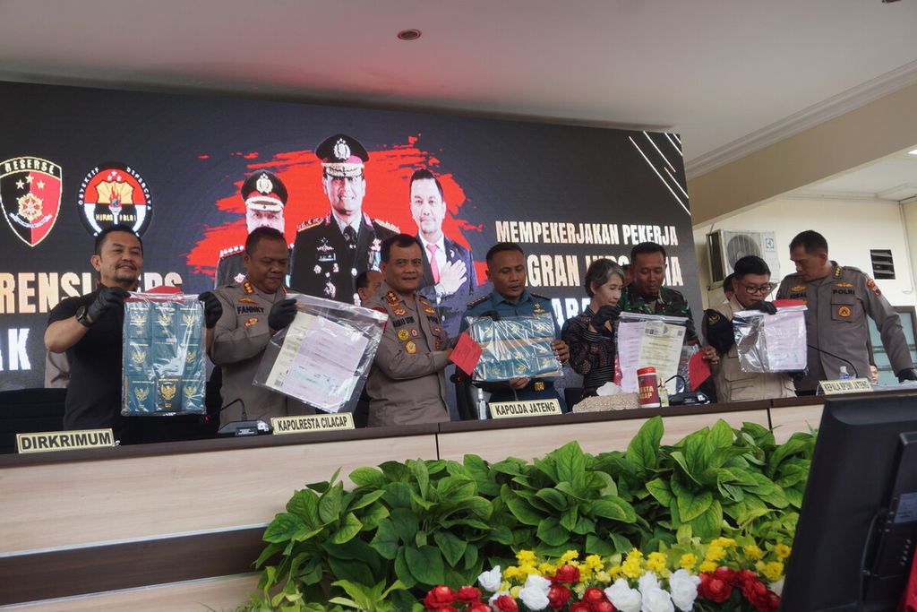 Kepala Kepolisian Daerah Jawa Tengah Irjen Ahmad Luthfi bersama sejumlah pihak terkait menunjukkan barang bukti kasus tindak pidana perdagangan orang di Cilacap, Jawa Tengah, Selasa (6/6/2023).