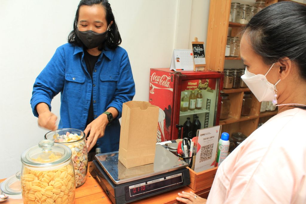 Siska Nirmala (baju biru) tengah melayani konsumen di Toko Nol Sampah, Kota Bandung, Jawa Barat, Jumat (28/1/2022). Toko ini menjadi salah satu upaya dia meminimalkan sampah dalam kehidupan sehari-hari.