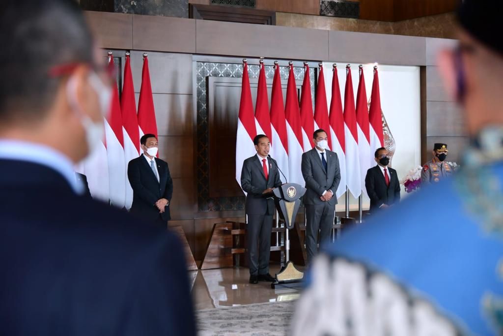 Presiden Joko Widodo saat menyampaikan keterangan terkait keberangkatan ke Amerika Serikat di Bandara Internasional Soekarno-Hatta, Tangerang, Provinsi Banten, Selasa (10/5/2022).