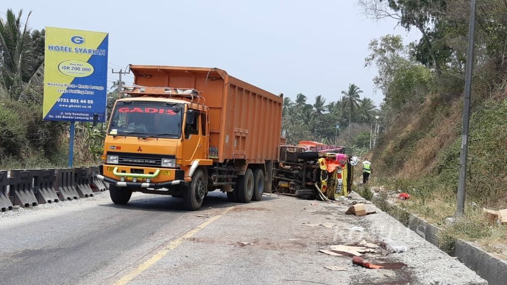 Kondisi lalu lintas di Jalan Lintas Sumatera Kilometer 21, Desa Tarahan, Kecamatan Katibung, Lampung Selatan, Lampung, Minggu (27/10/2019).