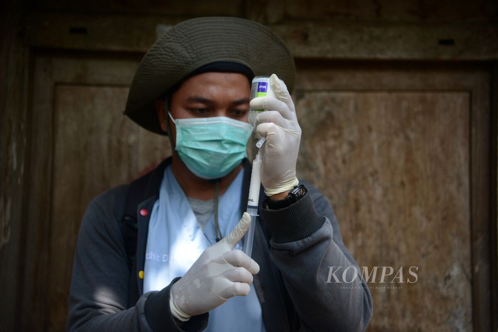 Petugas menakar dosis vaksin antraks yang akan disuntikkan pada seekor sapi di Desa Dadapayu, Kecamatan Semanu, Kabupaten Gunungkidul, DIY, Rabu (22/1/2020).