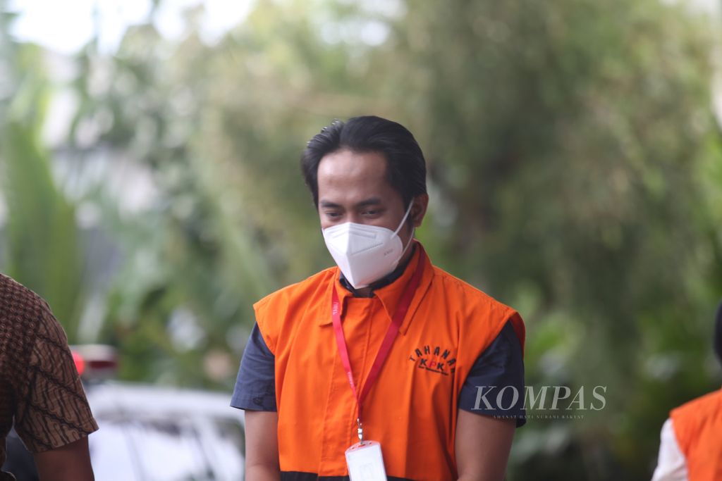 Bupati Penajam Paser Utara Abdul Gafur Mas'ud menjalani pemeriksaan di Gedung Komisi Pemberantasan Korupsi, Jakarta, Jumat (28/1/2022). 