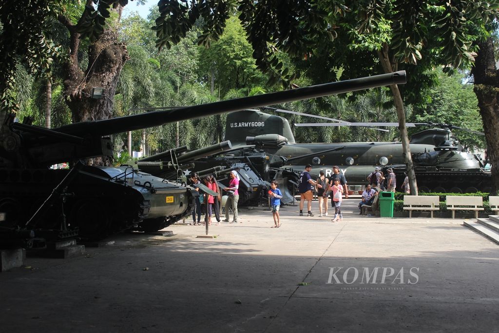 Sejumlah peralatan perang ditunjukkan di Museum Perang yang terletak di Kota Ho Chi Minh, Vietnam, Kamus (28/11/2019). Museum ini menunjukan terkait peristiwa Perang Vietnam yang terjadi di negara ini.