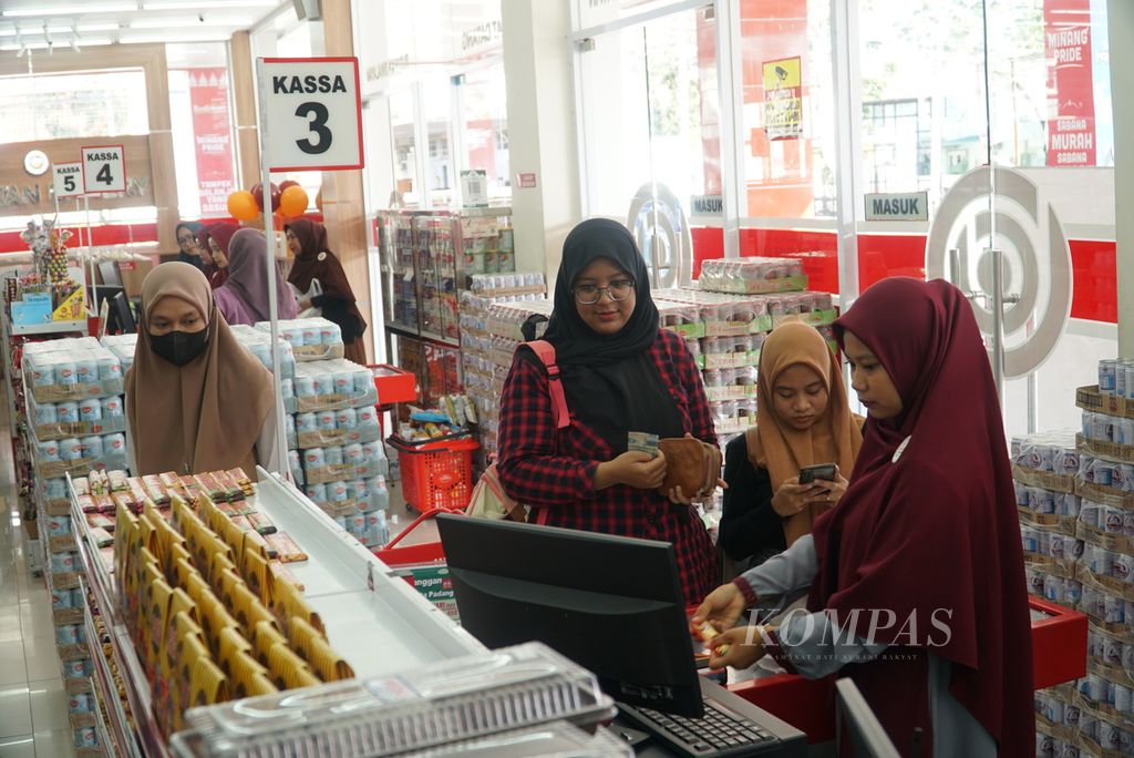 Kasir memindai barang dalam proses pembayaran di Budiman Swalayan cabang Ulak Karang, Kota Padang, Sumatera Barat, Kamis (16/3/2023). Budiman merupakan salah satu ritel modern milik pengusaha lokal yang tumbuh pesat beberapa tahun terakhir.