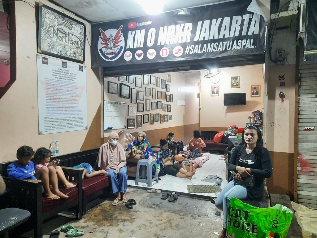 Para pengungsi korban kebakaran terminal BBM milik PT Pertamina (Persero) di Plumpang, Jakarta Utara, Jumat (3/3/2023). Rumah sejumlah warga habis tak bersisa. Sebagian warga hanya berhasil menyelamatkan dokumen-dokumen penting, seperti akta kelahiran dan kartu tanda penduduk.