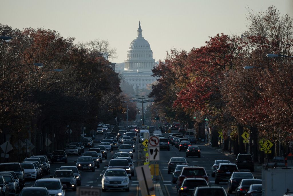 Kepadatan arus lalu lintas memenuhi North Capitol Street dengan latar belakang kubah Gedung Capitol di Washington DC, Amerika Serikat, Selasa (23/11/2021).