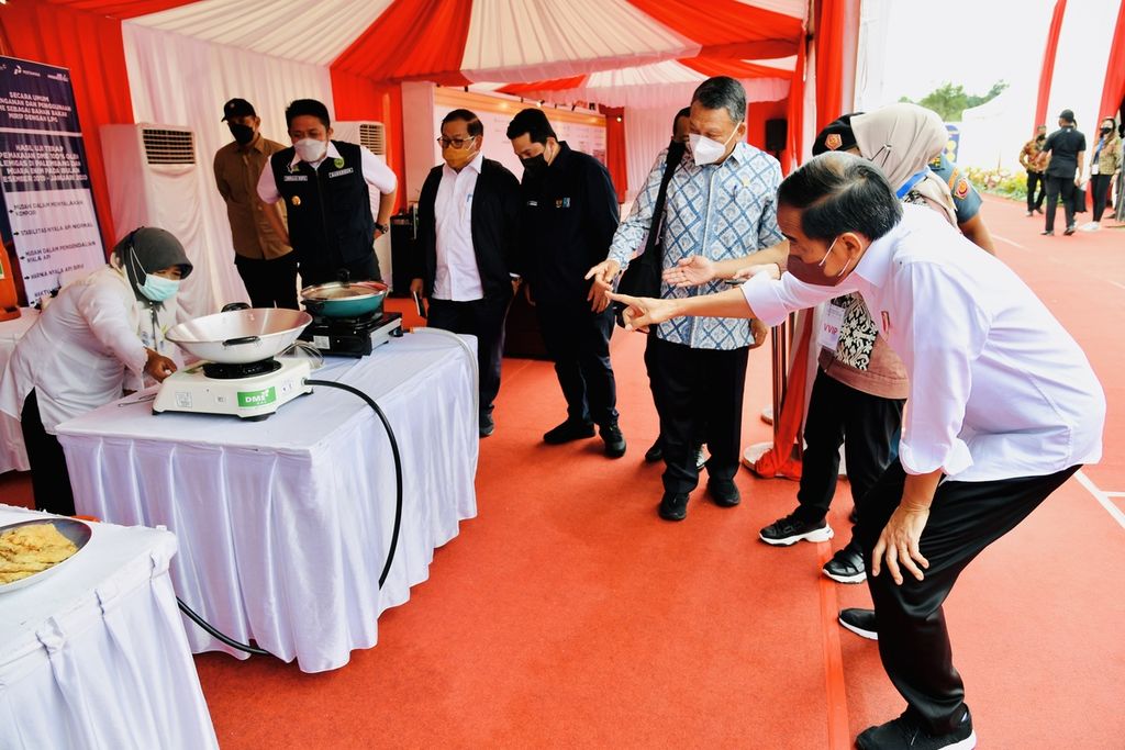 Presiden Joko Widodo meresmikan dimulainya pembangunan perusahaan gasifikasi batubara menjadi dimetil eter di Muara Enim, Sumatera Selatan, Senin (24/1/2022).