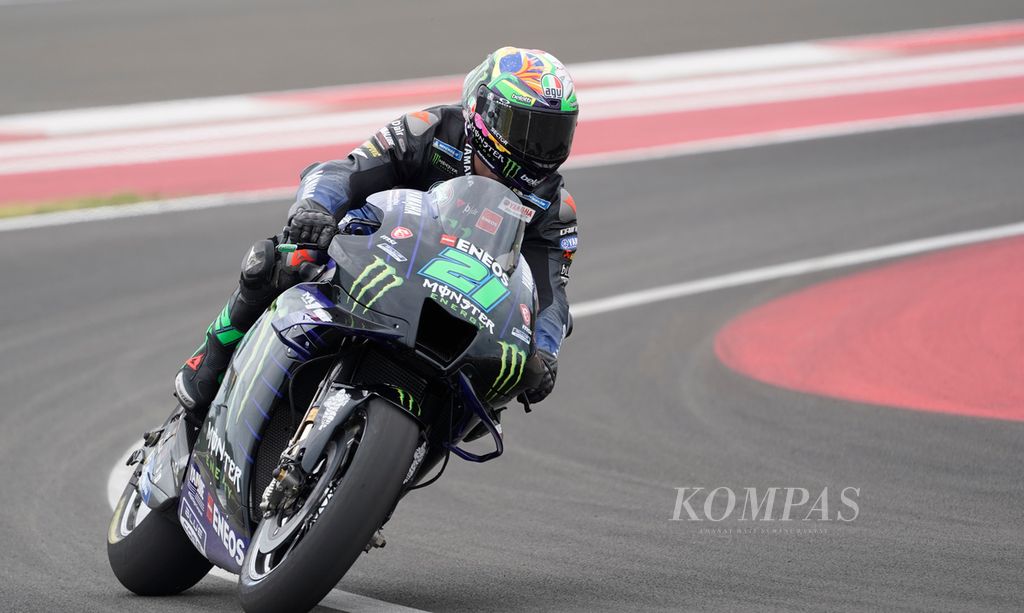 Aksi pebalap Monster Energy Yamaha MotoGP, Franco Morbidelli, di salah satu tikungan Sirkuit Mandalika pada sesi sore tes pramusim MotoGP 2022, Jumat (11/02/2022). 