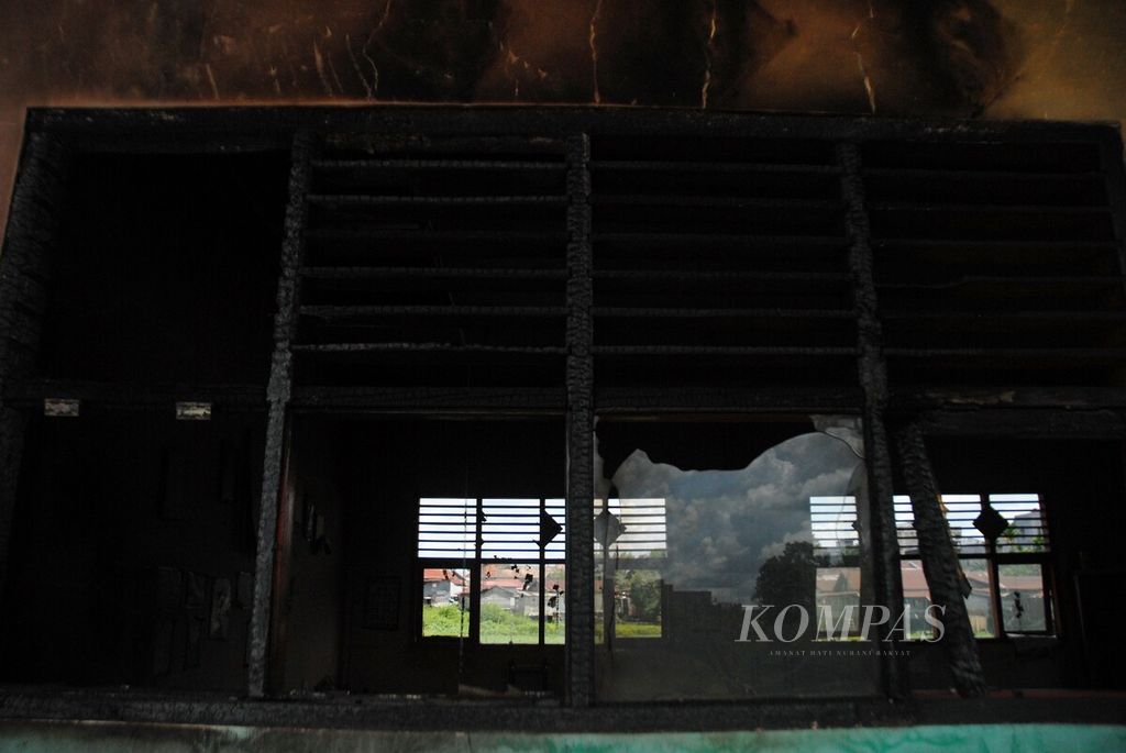Kebakaran di SDN 164 Kota Jambi terjadi pada Sabtu (7/5/2022), sekitar pukul 20.30. Akibatnya, bangunan utama sekolah panggung itu remuk dilahap api, menyisakan sedikit bagian sekolah dari bangunan batu.