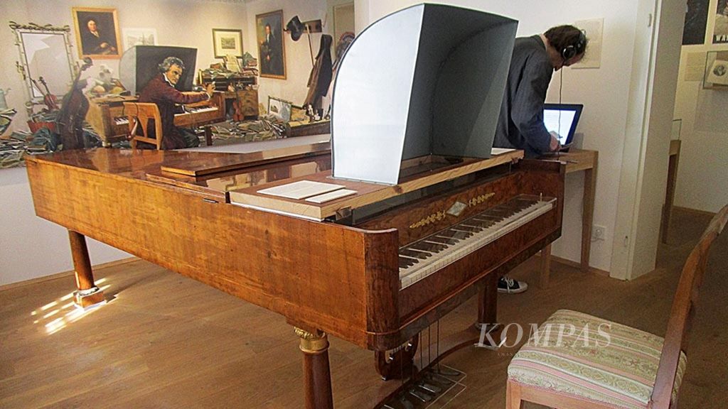 Piano yang dilengkapi perangkat untuk mengeraskan suara alat musik dan dibuat khusus bagi Beethoven yang mengalami gangguan pendengaran.