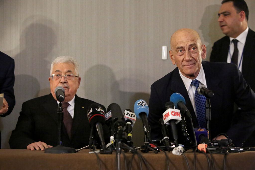 Presiden Palestina Mahmoud Abbas (kiri) dan mantan Perdana Menteri Israel Ehud Olmert (kanan) duduk berdampingan jelang konferensi pers di Hotel Grand Hyatt, New York, Amerika Serikat, 11 Februari 2020.