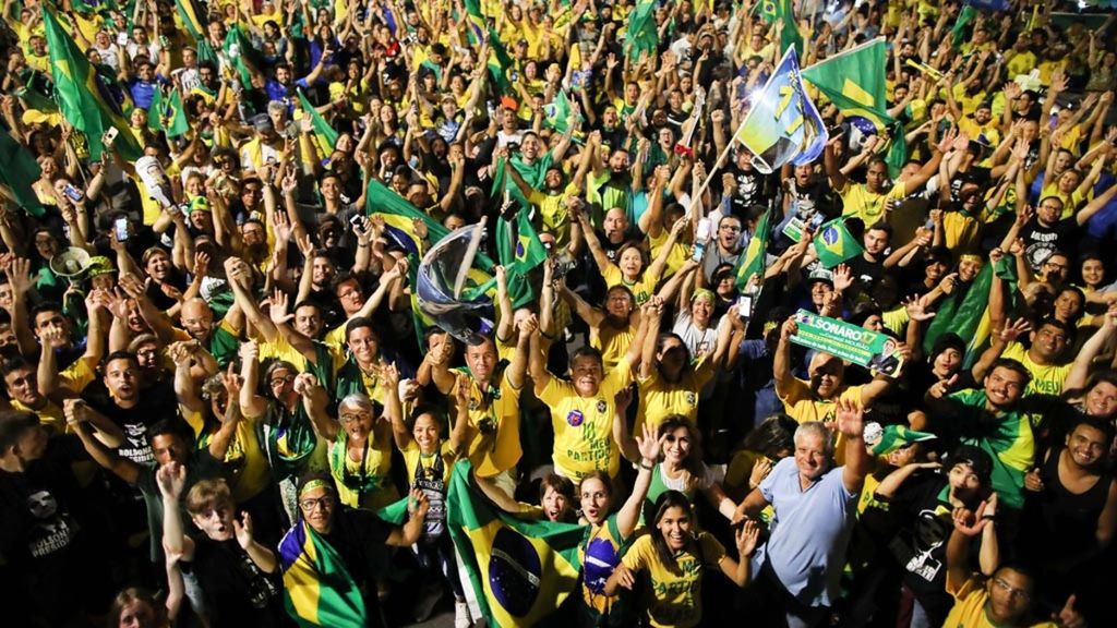 Pendukung Jair Bolsonaro, politisi sayap kanan yang terpilih menjadi presiden Brasil, merayakan kemenangan di depan Kongres Nasional di Brasilia, Minggu (28/10/2018). Bolsonaro mengalahkan kandidat kelompok kiri, Fernando Hadad, pada putaran kedua pemilihan umum presiden Brasil. Bolsonaro meraih 55,2 persen suara dalam putaran kedua itu.