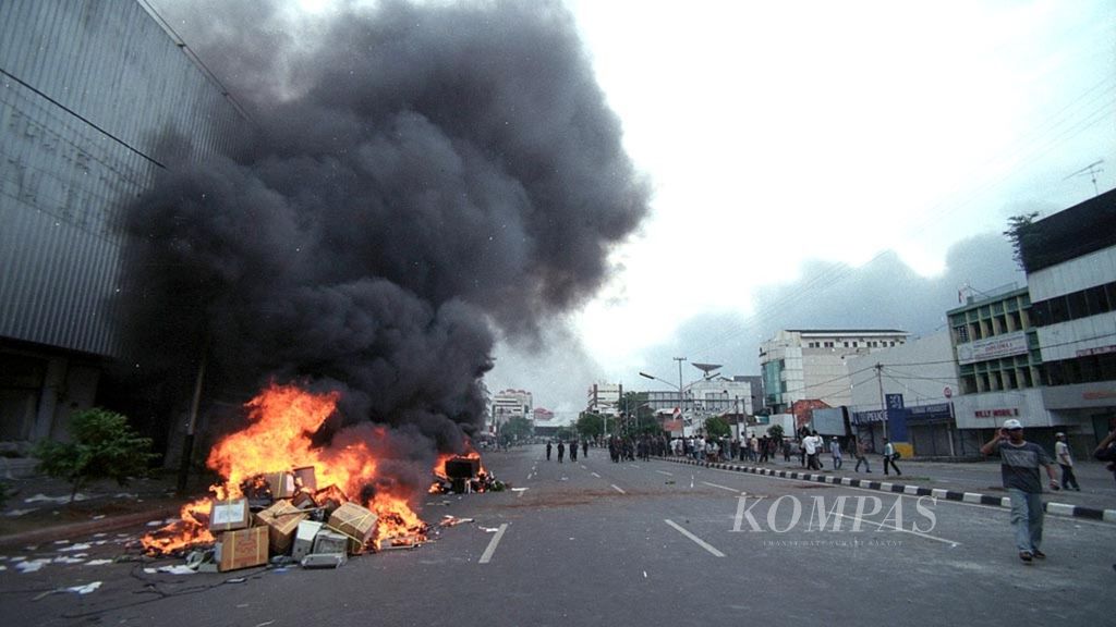 Kerusuhan di kawasan Pasar Baru, Jakarta, 14 Mei 1998. Di tempat lain juga terjadi kerusuhan serupa.