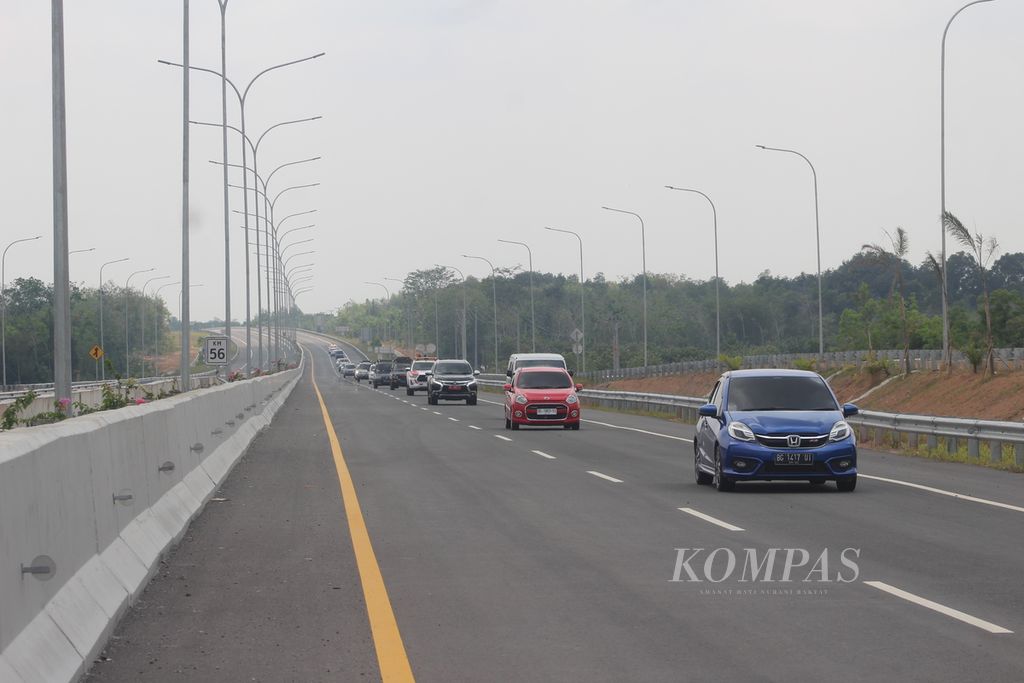 Sejumlah pengendara menjajal Tol Trans-Sumatera ruas Indralaya-Prabumulih, Sumatera Selatan, sepanjang 63,5 kilometer, Selasa (29/8/2023). Tol ini akan dibuka pada Kamis (30/8/2023). Tol ini diyakini dapat mempercepat mobilitas warga.
