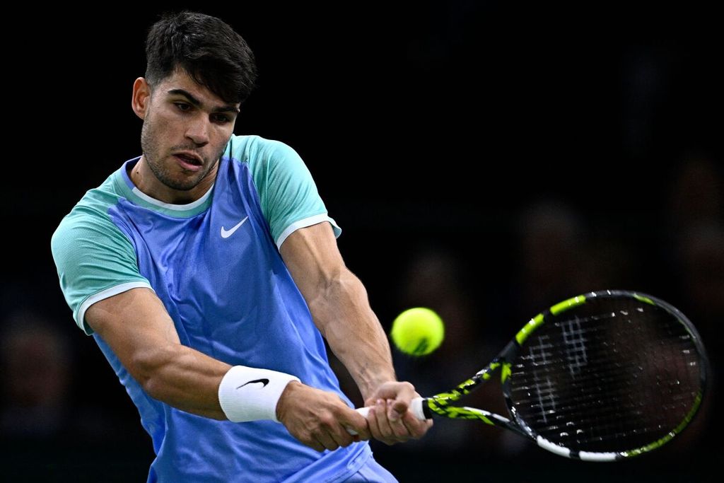 Petenis Spanyol, Carlos Alcaraz, memukul bola saat menghadapi Nicolas Jarry (Chile) pada babak kedua tunggal putra ATP Masters 1000 Paris 2024, Rabu (30/10/2024) dini hari waktu Indonesia. Alcaraz menang atas Nicolas Jarry dengan skor 7-5, 6-1.