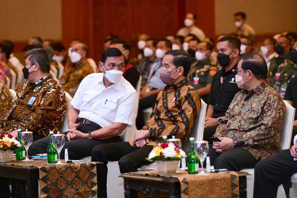 Presiden Joko Widodo bersama Menteri Koordinator Bidang Kemaritiman dan Investasi Luhut Binsar Pandjaitan pada acara Evaluasi Aksi Afirmasi Gerakan Nasional Bangga Buatan Indonesia di Jakarta Convention Center, Jakarta Pusat, Selasa (24/5/2022) sore.