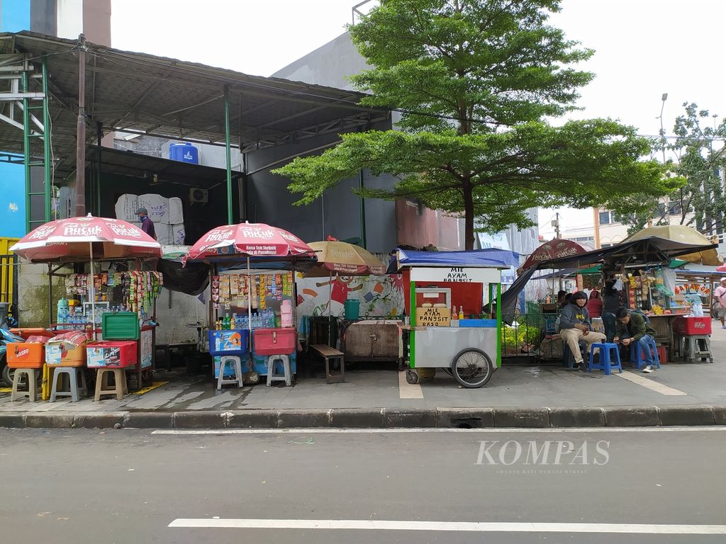  Lapak pedagang kaki lima di sekitar Stasiun Tanah Abang, Jakarta, Kamis (11/3/2021). 