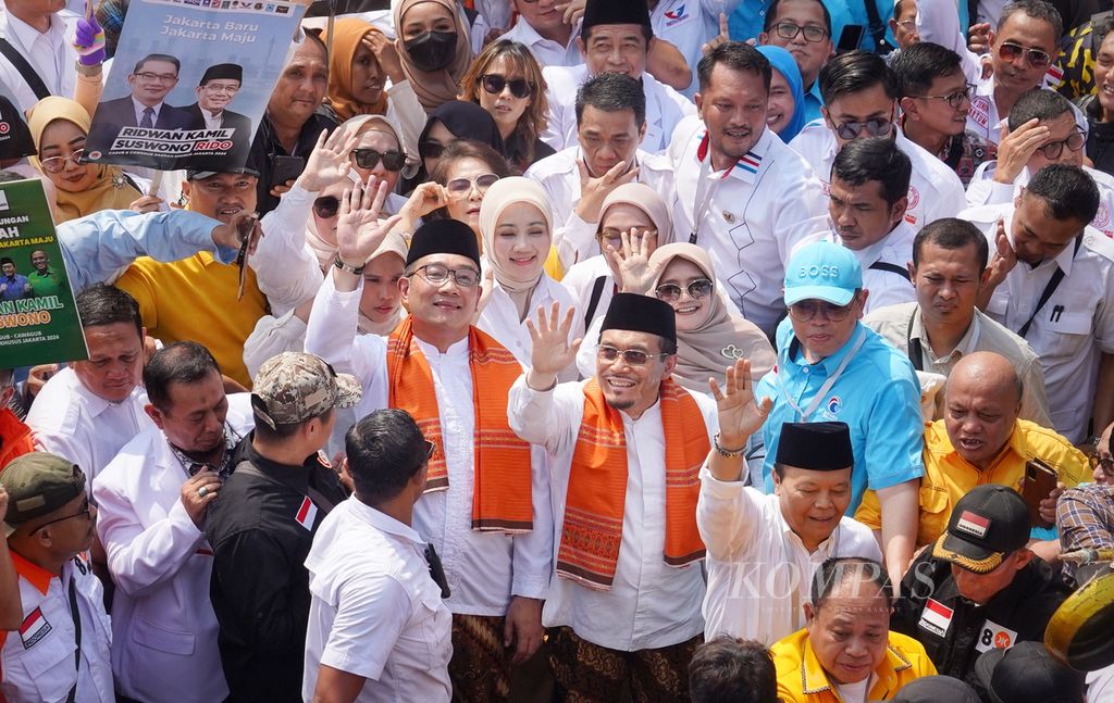 Pasangan bakal calon gubernur-wakil gubernur Jakarta, Ridwan Kamil-Suswono, menuju Kantor KPU DKI Jakarta di Jalan Salemba Raya, Jakarta, untuk mendaftar sebagai peserta Pilkada Jakarta 2024, Rabu (28/8/2024). 