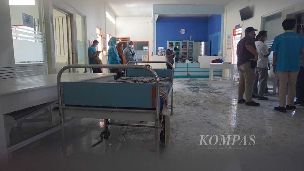 Aparat kepolisian mengecek lokasi kebakaran, di Rumah Sakit Jiwa Daerah Surakarta, Kota Surakarta, Jawa Tengah, Jumat (5/8/2022). Insiden tersebut menewaskan dua pasien dan mengakibatkan tiga pasien mengalami luka bakar. Adapun ruang yang terbakar merupakan ruang perawatan intensif psikiatri untuk laki-laki.